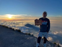 Chef Juna Rayakan Ultah ke-50 dengan Mendaki Gunung Agung Bareng Citra Anidya