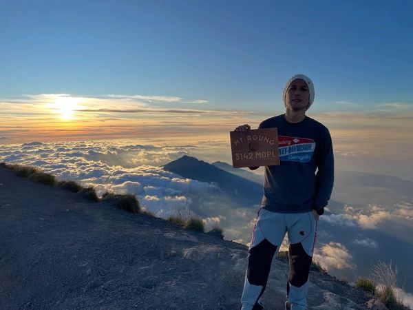 Chef Juna Rayakan Ultah ke-50 dengan Mendaki Gunung Agung Bareng Citra Anidya