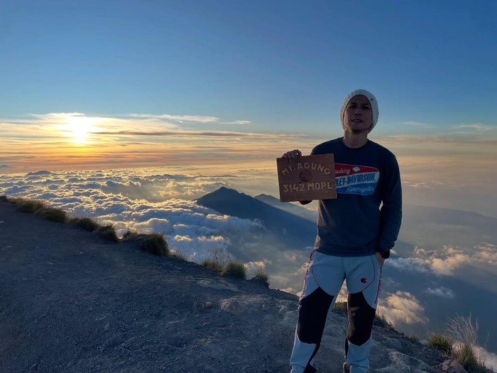Chef Juna Chef Juna mendaki Gunung Agung saat merayakan ultahun ke-50.