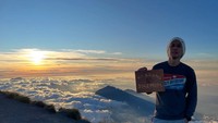 Junior Rorimpandey atau dikenal dengan nama Chef Juna baru saja memperingati ulang tahun ke-50. Ia merayakannya dengan mendaki Gunung Agung.  Foto: Instagram @junarorimpandeyofficial