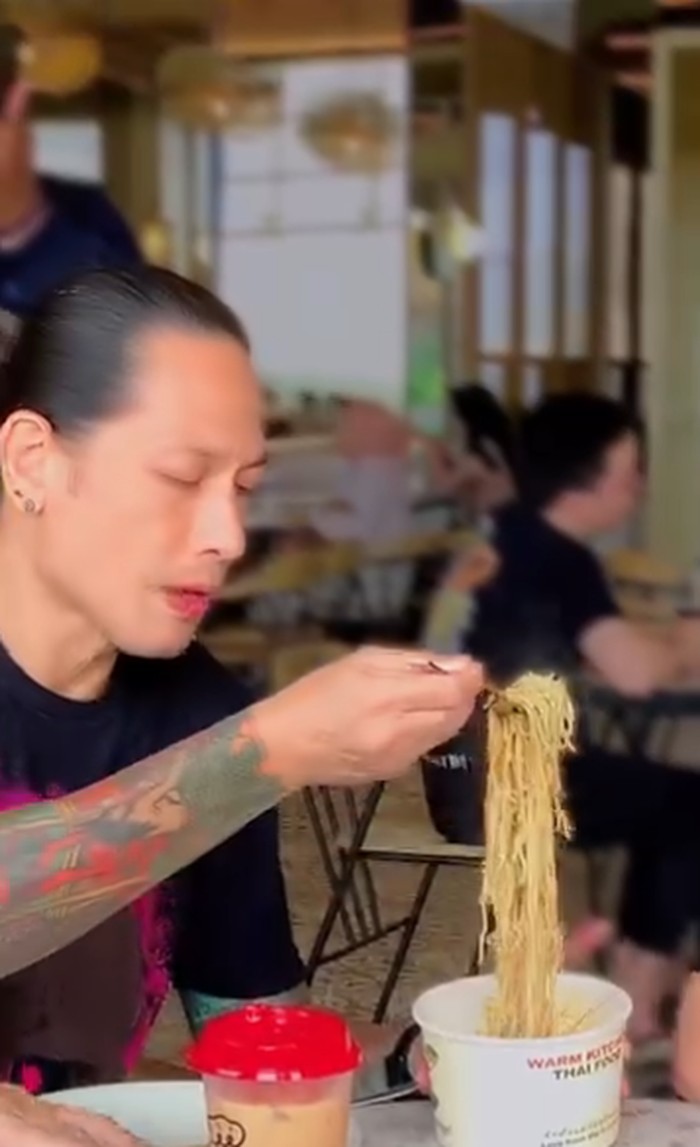Chef Juna Tampil Keren Saat Masak hingga Belanja Ikan di Tokyo Chef Juna Tampil Keren Saat Masak hingga Belanja Ikan di Tokyo