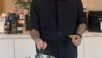 Chef Juna Tampil Keren Saat Masak hingga Belanja Ikan di Tokyo