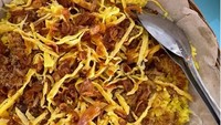 Saat berkunjung ke Gorontalo, Chef Juna pamer menu sarapannya berupa Nasi Kuning Hola. Hidangan ini disajikan bersama telur dadar dan ikan tuna. Foto: Instagram @junarorimpandeyofficial