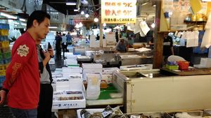 Chef Juna Tampil Keren Saat Masak hingga Belanja Ikan di Tokyo