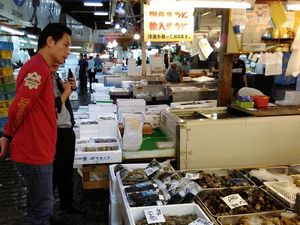 Chef Juna Tampil Keren Saat Masak hingga Belanja Ikan di Tokyo