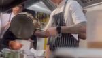 Chef Juna Tampil Keren Saat Masak hingga Belanja Ikan di Tokyo