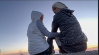 Chef Juna dan Citra Anidya menikmati panorama dari puncak Gunung Agung.  Foto: dok. Instagram @ncit90