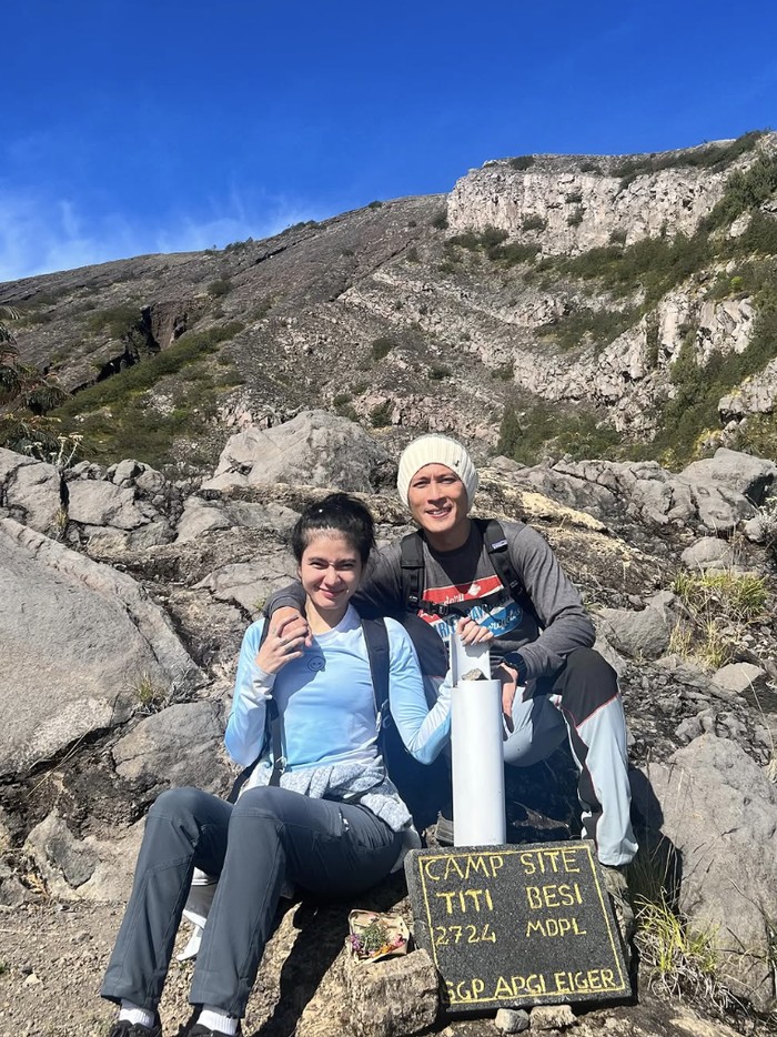 Citra Anidya Citra Anidya ikut mendaki Gunung Agung bersama Chef Juna yang sedang berolahraga.