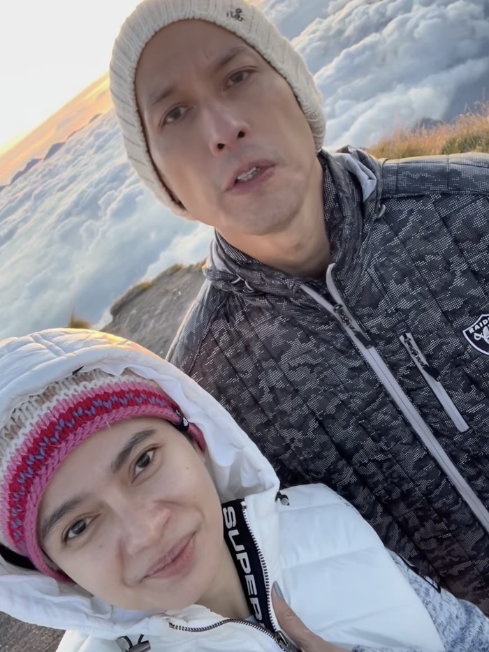 Citra Anidya Citra Anidya ikut mendaki Gunung Agung bersama Chef Juna yang sedang berolahraga.