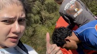 Chef Juna gak cuma berdua dengan Citra Anidya, ada sekitar 6 orang teman yang jalan bareng mereka mendaki Gunung Agung. Foto: dok. Instagram @ncit90