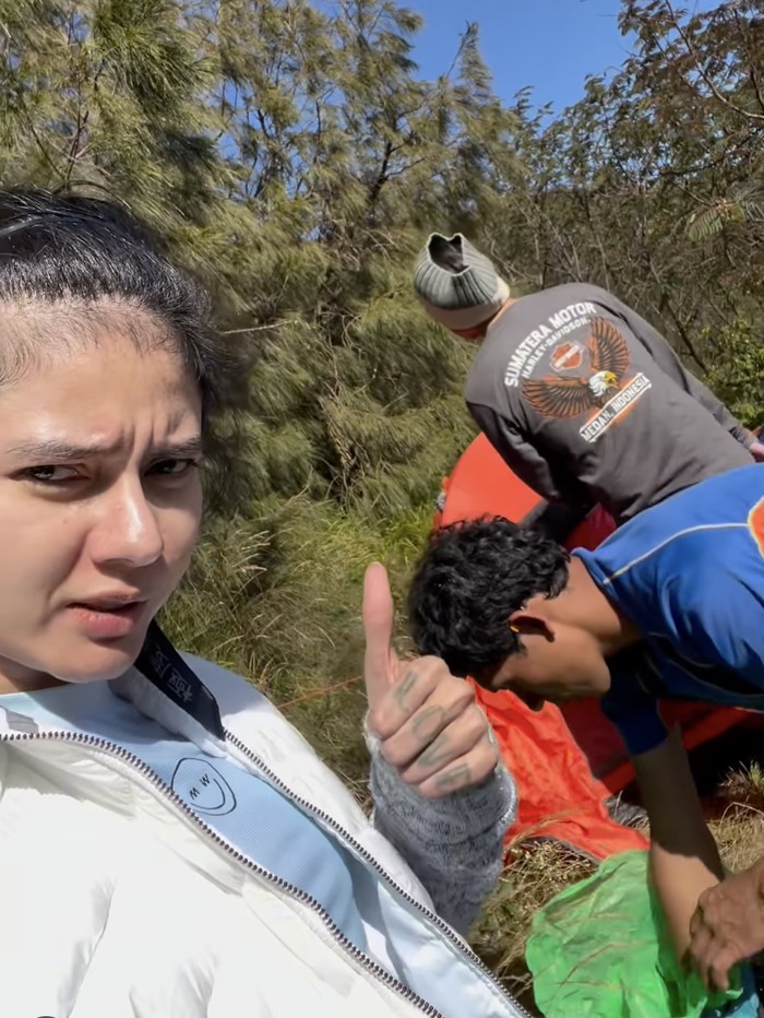 Citra Anidya Citra Anidya ikut mendaki Gunung Agung bersama Chef Juna yang sedang berolahraga.