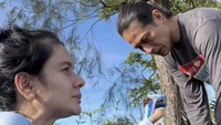 Mereka menikmati perjalanan mendaki gunung dengan ngobrol dan tawa bersama. Foto: dok. Instagram @ncit90