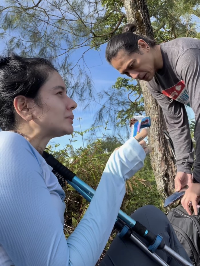 Citra Anidya Citra Anidya ikut mendaki Gunung Agung bersama Chef Juna yang sedang berolahraga.