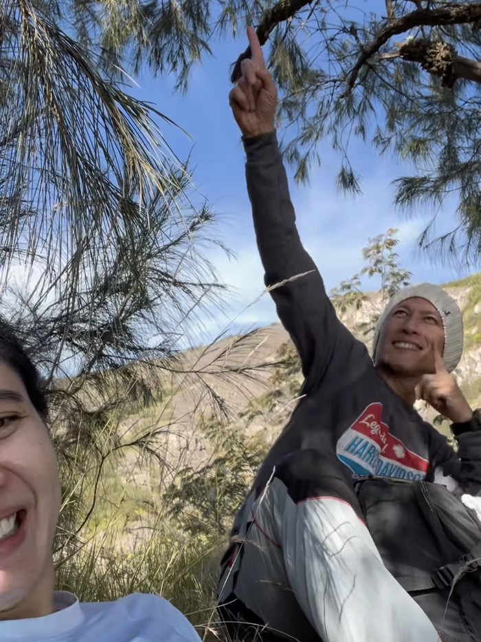 Citra Anidya Citra Anidya ikut mendaki Gunung Agung bersama Chef Juna yang sedang berolahraga.