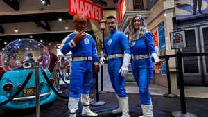 Walau beberapa panel-film besar dari Marvel dan DC absen tahun ini, acara tetap meriah dengan ketidakhadiran itu dijadikan momentum bagi konten baru seperti Predator: Badlands, Alien: Earth, dan debut Star Wars creator George Lucas. (REUTERS/Mike Blake) 