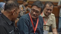 Djarot Saiful Hidayat hadir mengenakan kemeja hitam lengan panjang. Ia memilih tidak banyak berkomentar kepada awak media.