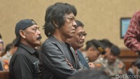 Adian Napitupulu juga terlihat di lokasi dengan mengenakan jaket kulit hitam. Politikus PDIP itu serius mendengarkan sidang.