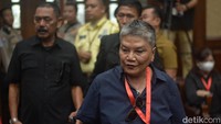 Ribka Tjiptaning dan FX Rudy turut hadir dalam sidang hari ini. Keduanya berjalan masuk ruang sidang dengan wajah serius dan sama-sama mengenakan pakaian gelap.