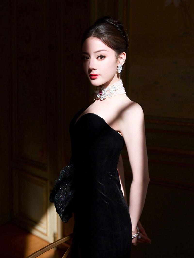 Potret Dilraba Dilmurat Jadi Model Brand Perhiasaan, Terpancar Aura Mahal