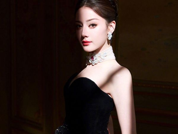 Potret Dilraba Dilmurat Jadi Model Brand Perhiasaan, Terpancar Aura Mahal