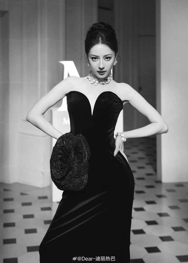 Dalam acara peluncuran koleksi terbaru, Dilraba pun hadir mengenakan aksesori mutiara nan elegan. Gaya busananya tentu menyesuaikan kemewahan tersebut.  Foto: Weibo Dilraba Dilmurat