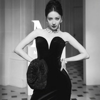Dalam acara peluncuran koleksi terbaru, Dilraba pun hadir mengenakan aksesori mutiara nan elegan. Gaya busananya tentu menyesuaikan kemewahan tersebut.  Foto: Weibo Dilraba Dilmurat