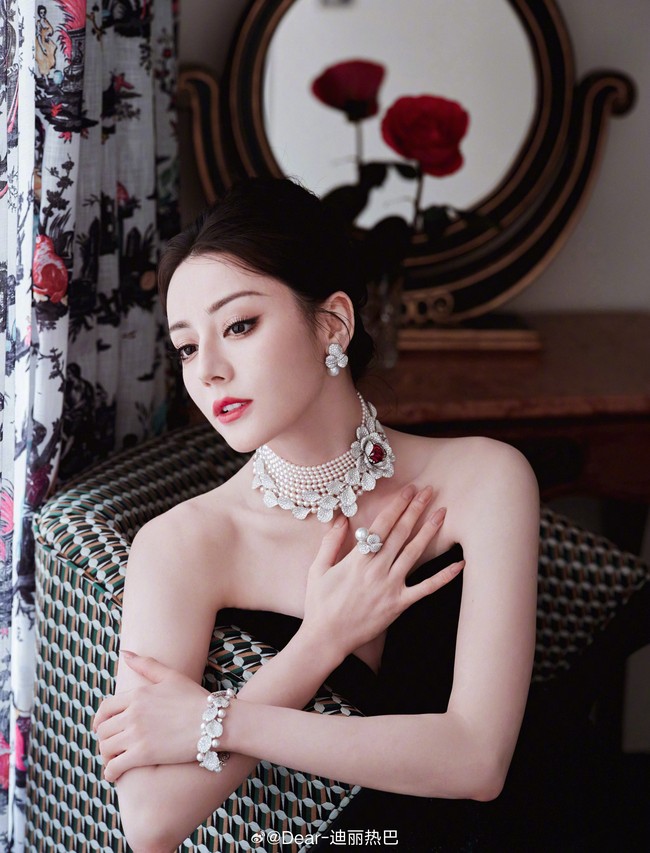 Busana tersebut berpadu serasi gaya rambut updo dan makeup dengan aksentuasi lipstik merah. Foto: Weibo Dilraba Dilmurat