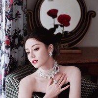 Busana tersebut berpadu serasi gaya rambut updo dan makeup dengan aksentuasi lipstik merah. Foto: Weibo Dilraba Dilmurat