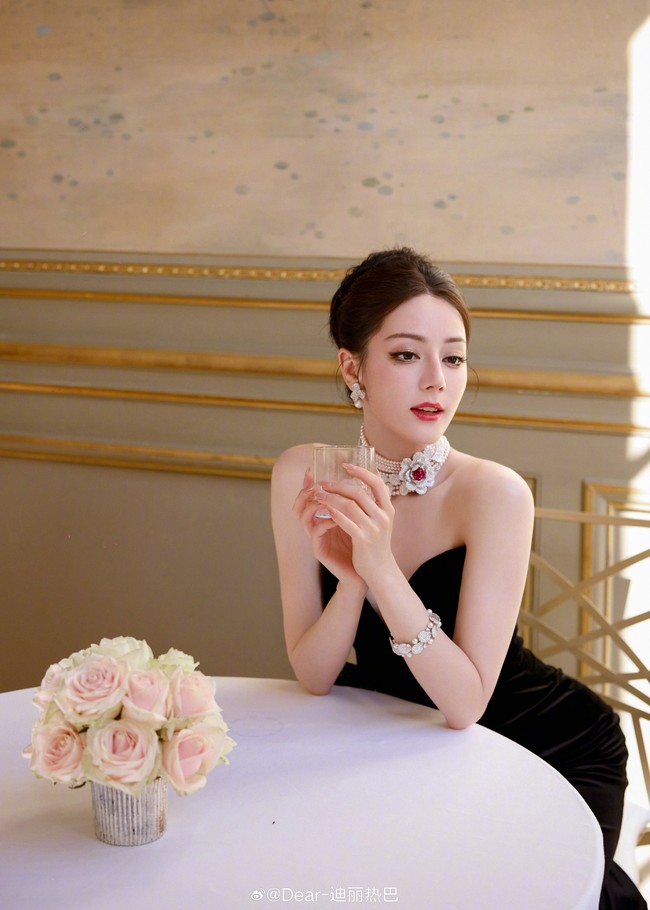 Sedangkan untuk aksesorinya, wanita 33 tahun tersebut mengenakan kalung choker mutiara yang bertumpuk dengan aksen batu merah. Foto: Weibo Dilraba Dilmurat
