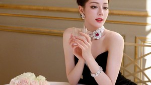 Meski sering dibilang terlalu cantik buat film artistik, Dilraba Dilmurat tetap pengin tantang diri sendiri. Foto: Weibo Dilraba Dilmurat