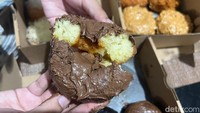 Donat varian Nutella menurut kami paling enak. Dilapisi dengan selai Nutella melimpah, dengan rasa cokelat kacang manis yang khas. Foto: detikcom / Atiqa Rana