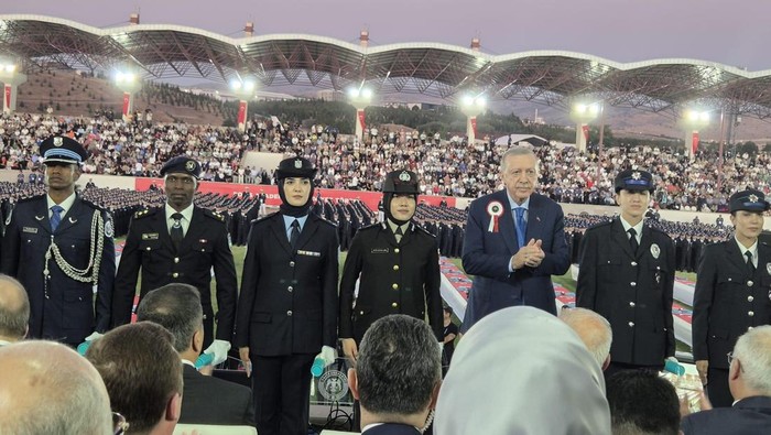 Dua orang polwan Polda Riau lulus pendidikan kepolisian di Turki dan dilantik langsung oleh Presiden Erdogan, Rabu (23/7/2025) waktu setempat.