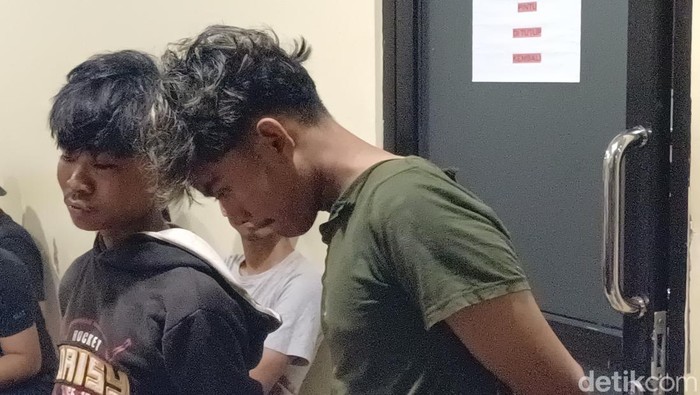 Dua pelaku pencurian mobil yang sopirnya istirahat di jalan poros Pangkep-Maros.