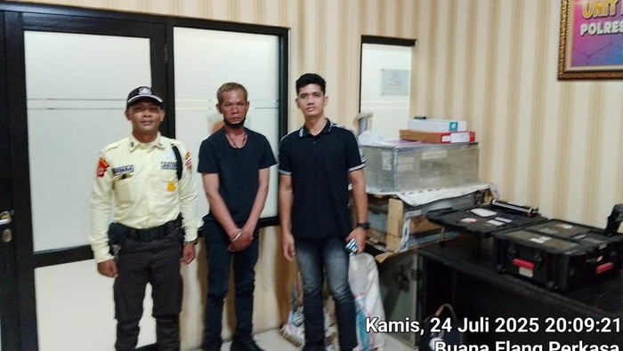 Dua petugas sekuriti di Bogor menangkap pria diduga copet dekat Halte Bappeda Kota Bogor. Pelaku kini ditahan di Polresta Bogor Kota untuk pemeriksaan. (dok Istimewa)