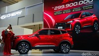 Tiggo Cross Sport 1.5T hadir sebagai varian bensin bertenaga, dilengkapi mesin 1.5‑liter Turbo yang dipadukan transmisi dual‑clutch (DCT). Harganya mulai dari Rp 299,9 juta (OTR Jakarta)