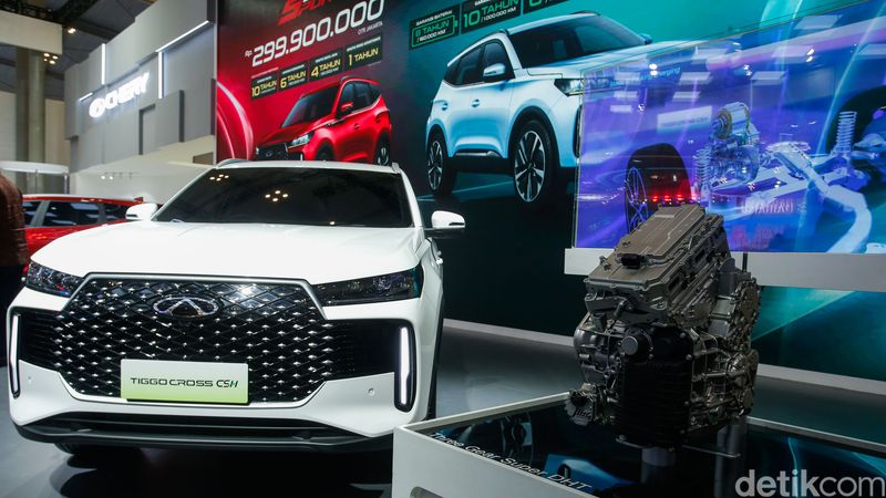 Chery Tiggo Cross CSH Hybrid dan Chery Tiggo Cross Sport 1.5T diperkenalkan di panggung Gaikindo Indonesia International Auto Show GIIAS 2025 di ICE BSD City, Tangerang, Rabu (23/7/2024).