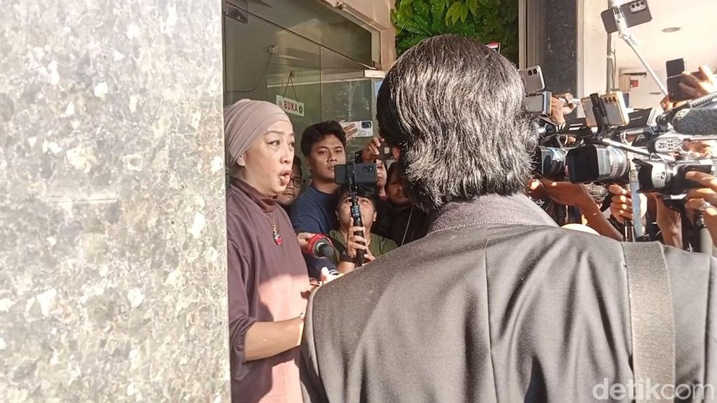 Edward Akbar dan Ibunda Kimberly Ryder Cekcok!