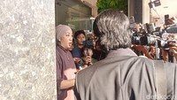Suara Ibunda Kimberly Ryder meninggi. Edward Akbar berusaha menenangkan. (Foto: Muhammad Ahsan Nurrijal)