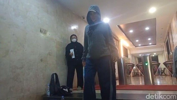 Erika Carlina usai menjalani pemeriksaan di Polda Metro Jaya terkait laporannya soal DJ Panda, Kamis (24/7/2025) malam.