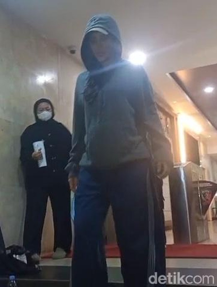 Erika Carlina usai menjalani pemeriksaan di Polda Metro Jaya terkait laporannya soal DJ Panda, Kamis (24/7/2025) malam.