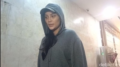 Wajah Pucat Erika Carlina Usai Diperiksa Polisi soal DJ Panda