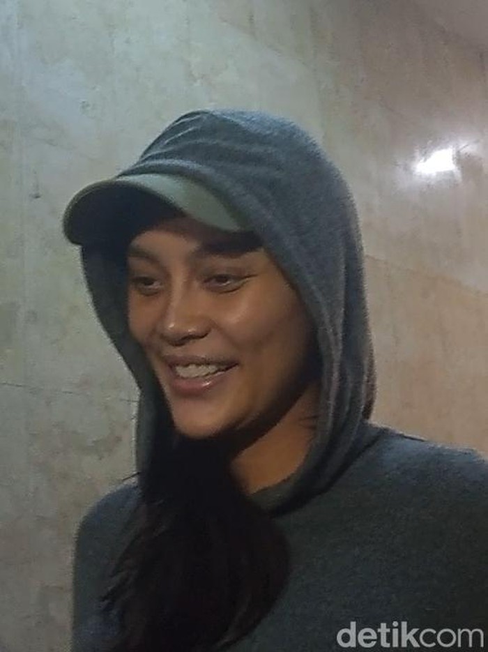 Erika Carlina usai menjalani pemeriksaan di Polda Metro Jaya terkait laporannya soal DJ Panda, Kamis (24/7/2025) malam.