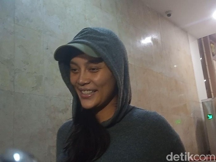 Erika Carlina usai menjalani pemeriksaan di Polda Metro Jaya terkait laporannya soal DJ Panda, Kamis (24/7/2025) malam.