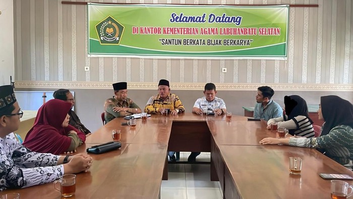 Mediasi di Kantor Kemenag Labusel terkait siswi MTs Darul Muhsinin yang berhenti sekolah gegara ditagih biaya rekreasi (Dok. Kemenag Labusel)