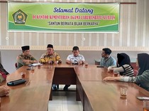 Kakan Kemenag Labusel Biayai Siswi MTs untuk Lanjut Sekolah