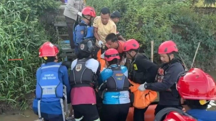 Evakuasi jasad gitaris band asal Kalsel yang ditemukan mengapung di sungai.