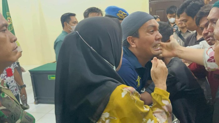 Faskal terdakwa pembunuhan Ragil, menghampiri kerabatnya usai putusan hakim di PN Sengeti, Muaro Jambi