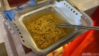 Salah satunya yang ditawarkan oleh brand Nongshim Shin Ramyun. Mereka punya varian mie instan baru taitu Toomba dan Gourmet Spicy Noodle with Cheese yang dimasak pakai wadah canggih ini. Foto: Detikcom / Atiqa Rana