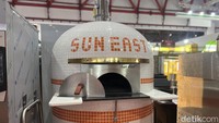 Bahkan di FHI 2025 ada oven khusus pizza dari merek Sun East. Harganya bervariasi tergantung jenis, mulai dari Rp 4 juta sampai Rp 15 juta keatas. Tertarik beli? Foto: Detikcom / Atiqa Rana