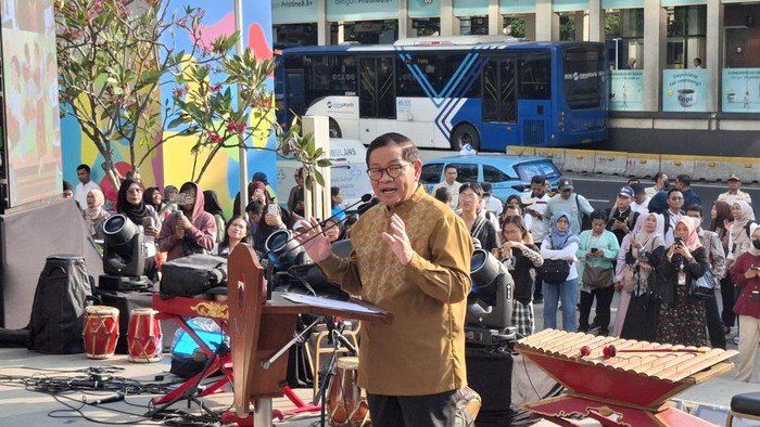 Gubernur DKI Jakarta Pramono Anung meresmikan kegiatan ruang seni siswa di Sarinah, Jakarta Pusat